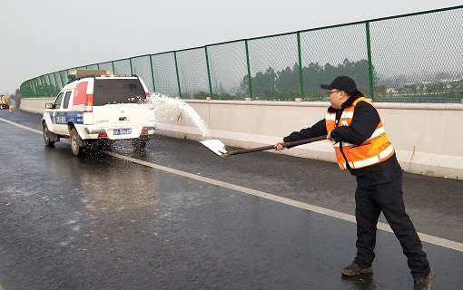 2021.1.8 成乐运营 成乐高速及时处置结冰路段 保道路安全2.jpg